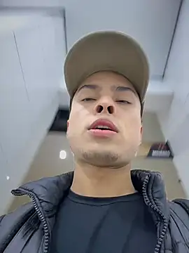 Snapshot of Eros_lee chatting on 03/15/26, 05:09 Eros lee online show from 03/15/26, 05:09