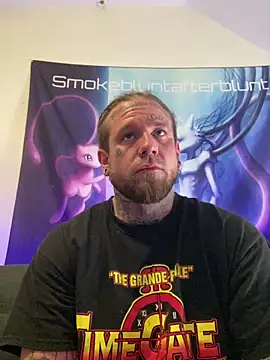 Snapshot of Smokebluntafterblunt chatting on 04/25/26, 09:01 Smokebluntafterblunt online show from 04/25/26, 09:01
