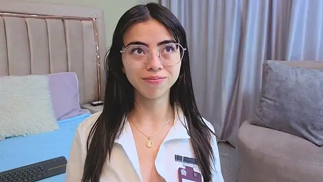 Mia Naive online show from 04/30/26, 11:39