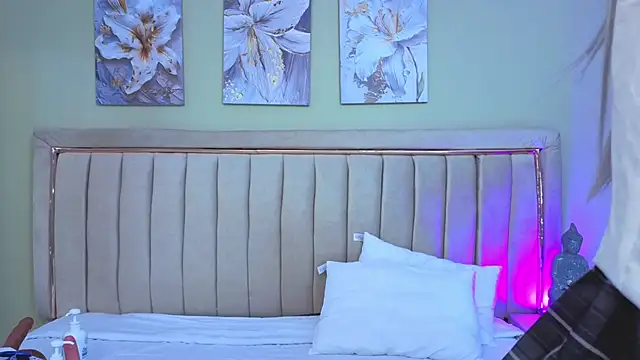 Mia Naive online show from 04/16/26, 12:06