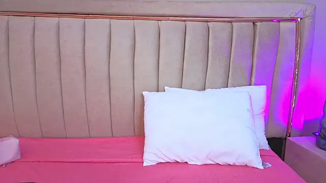 Mia Naive online show from 04/14/26, 11:59