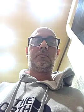 Snapshot of pareja47 chatting on 02/06/26, 08:05 pareja47 online show from 02/06/26, 08:05