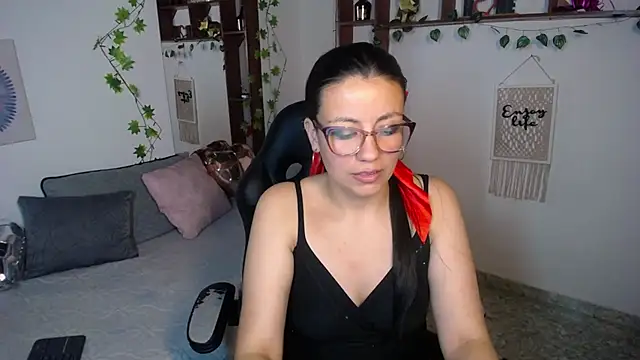 Snapshot of QueenRose94 chatting on 02/21/26, 02:52 QueenRose94 online show from 02/21/26, 02:52