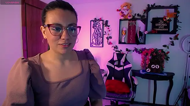 Snapshot of QueenRose94 chatting on 02/13/26, 12:49 QueenRose94 online show from 02/13/26, 12:49