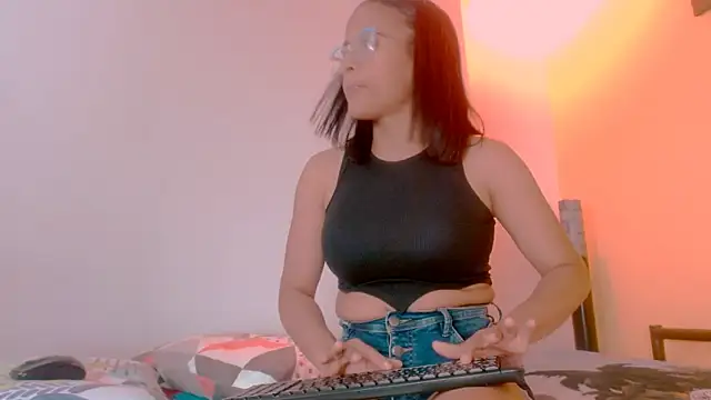 Snapshot of sexiempoderada18 chatting on 02/11/26, 01:33 sexiempoderada18 online show from 02/11/26, 01:33