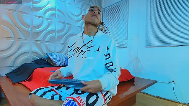 ItsZairen online show from 03/26/26, 03:16