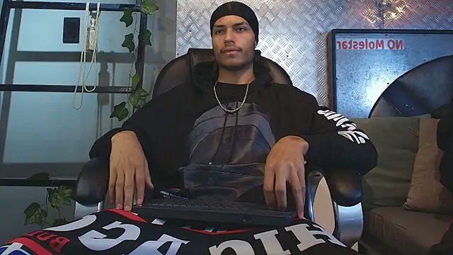 Snapshot of ItsZairen chatting on 02/13/26, 03:39 ItsZairen online show from 02/13/26, 03:39