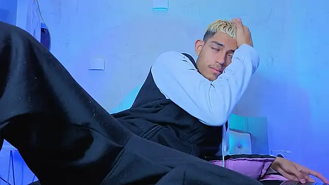 ItsZairen online show from 04/15/26, 03:56