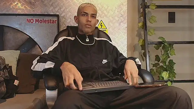 Snapshot of ItsZairen chatting on 02/17/26, 04:21 ItsZairen online show from 02/17/26, 04:21