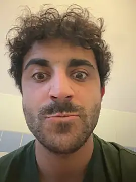 Snapshot of elia2711 chatting on 02/17/26, 04:48 elia2711 online show from 02/17/26, 04:48