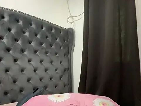 Snapshot of Mooree_naba chatting on 12/17/25, 01:21 Mooree naba online show from 12/17/25, 01:21