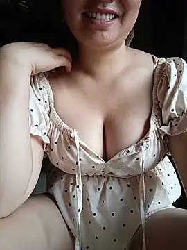 Snapshot of lisn-cute chatting on 06/19/26, 03:23 lisn-cute online show from 06/19/26, 03:23