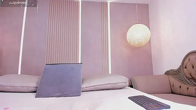 eva lain online show from 04/23/26, 12:29