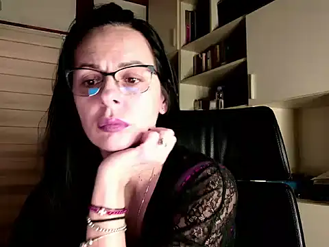 Snapshot of MiriamDelyn chatting on 02/12/26, 10:53 MiriamDelyn online show from 02/12/26, 10:53