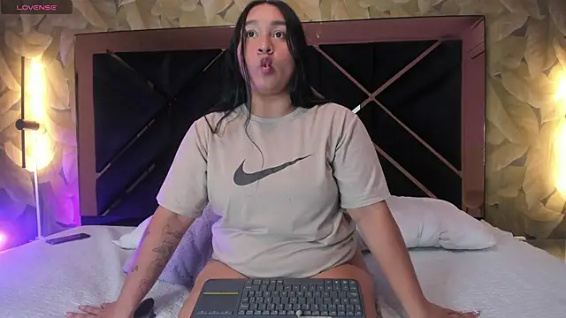 Snapshot of Alanna-Brooke chatting on 02/22/26, 04:37 Alanna-Brooke online show from 02/22/26, 04:37