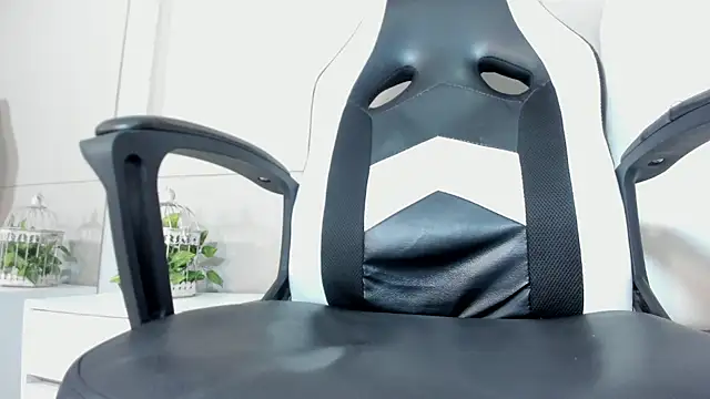 Snapshot of luna_bradley_ chatting on 03/24/26, 12:27 luna bradley online show from 03/24/26, 12:27