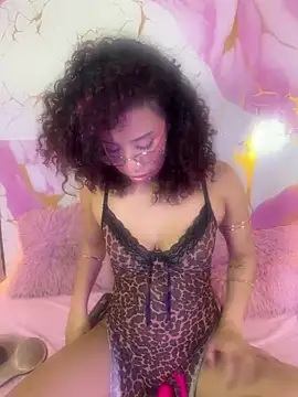 Woo isDaphne online show from 04/22/26, 11:00