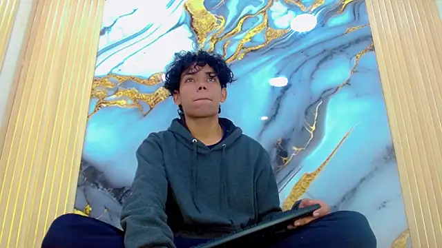 Snapshot of DaviidBuckx_ chatting on 02/27/26, 02:01 DaviidBuckx online show from 02/27/26, 02:01