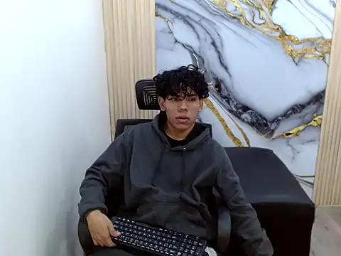 Snapshot of DaviidBuckx_ chatting on 02/14/26, 02:23 DaviidBuckx online show from 02/14/26, 02:23