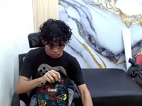 Snapshot of DaviidBuckx_ chatting on 02/12/26, 01:49 DaviidBuckx online show from 02/12/26, 01:49