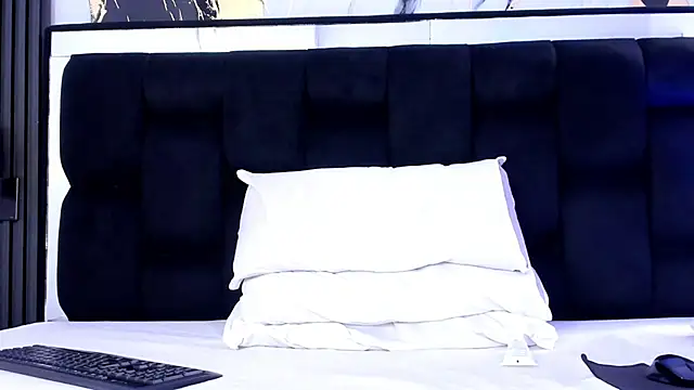 light eyes  online show from 03/11/26, 02:33