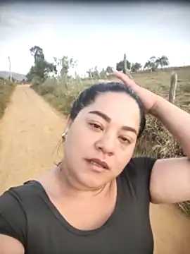 Snapshot of tania_queen chatting on 03/03/26, 12:01 tania queen online show from 03/03/26, 12:01