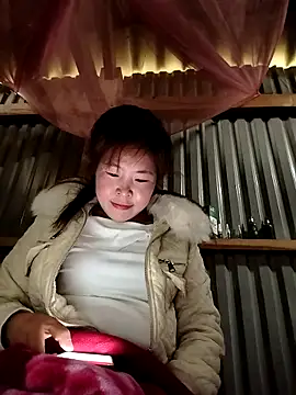 Snapshot of Yiyoongg chatting on 02/17/26, 02:09 Yiyoongg online show from 02/17/26, 02:09