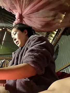 Snapshot of Yiyoongg chatting on 02/24/26, 12:44 Yiyoongg online show from 02/24/26, 12:44