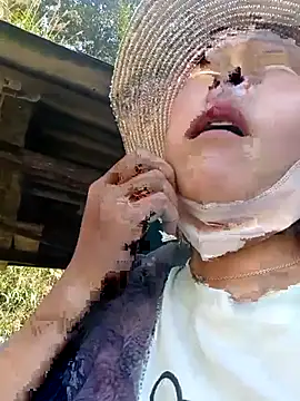 Snapshot of Yiyoongg chatting on 02/15/26, 07:51 Yiyoongg online show from 02/15/26, 07:51