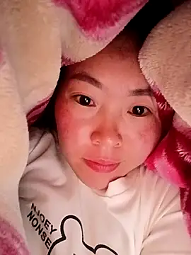 Snapshot of Yiyoongg chatting on 02/14/26, 11:27 Yiyoongg online show from 02/14/26, 11:27