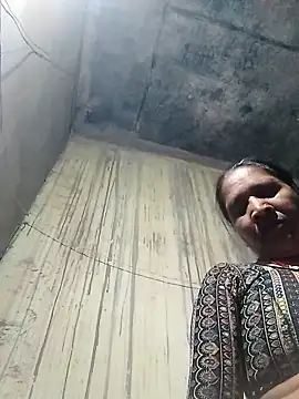 Snapshot of Loomaraj chatting on 03/01/26, 04:18 Loomaraj online show from 03/01/26, 04:18