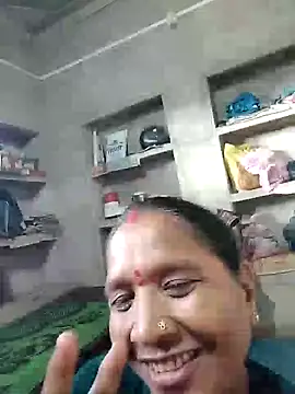 Snapshot of Loomaraj chatting on 07/15/26, 02:40 Loomaraj online show from 07/15/26, 02:40