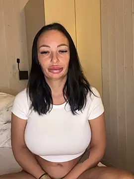 Snapshot of SaraHotDiamond_xoxo chatting on 04/08/26, 07:04 SaraHotDiamond xoxo online show from 04/08/26, 07:04