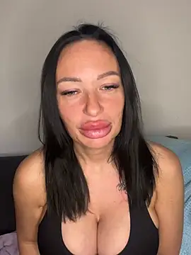 Snapshot of SaraHotDiamond_xoxo chatting on 03/22/26, 07:59 SaraHotDiamond xoxo online show from 03/22/26, 07:59