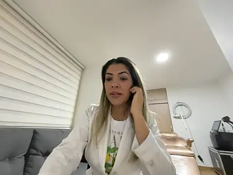 Snapshot of Encantadora_Eva chatting on 02/17/26, 01:47 Encantadora Eva online show from 02/17/26, 01:47