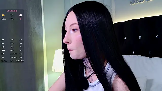 Snapshot of roxy_morrison_x chatting on 06/08/26, 03:51 roxy morrison x online show from 06/08/26, 03:51
