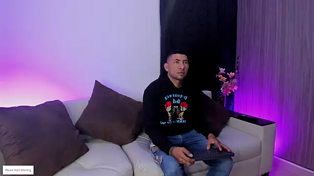 Snapshot of morganandmegan01 chatting on 02/11/26, 11:43 morganandmegan01 online show from 02/11/26, 11:43