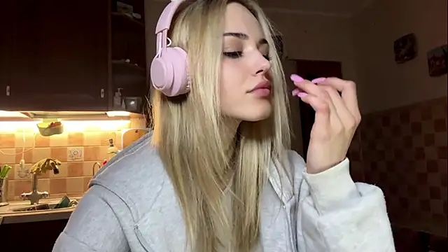 Evva mayy online show from 02/22/26, 04:41