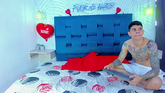 Snapshot of Adventurous_Boys chatting on 02/14/26, 06:19 Adventurous Boys online show from 02/14/26, 06:19