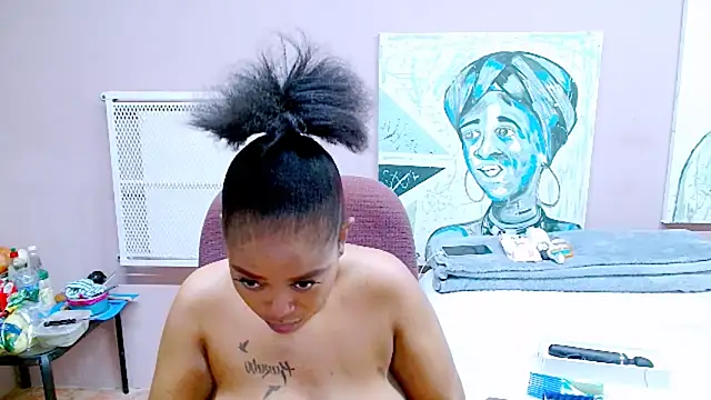 Snapshot of TyraHotxxx chatting on 05/21/26, 01:14 TyraHotxxx online show from 05/21/26, 01:14