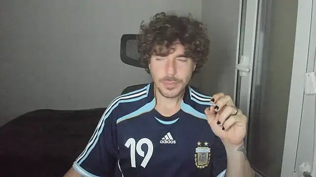 Snapshot of joaquin420_hot chatting on 02/15/26, 10:41 joaquin420 hot online show from 02/15/26, 10:41