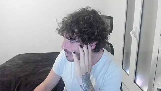 Snapshot of joaquin420_hot chatting on 02/24/26, 05:25 joaquin420 hot online show from 02/24/26, 05:25