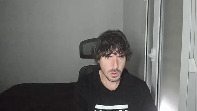 Snapshot of joaquin420_hot chatting on 02/17/26, 03:31 joaquin420 hot online show from 02/17/26, 03:31