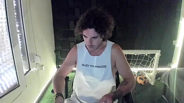 Snapshot of joaquin420_hot chatting on 06/14/26, 06:47 joaquin420 hot online show from 06/14/26, 06:47