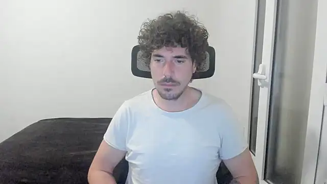 Snapshot of joaquin420_hot chatting on 02/25/26, 06:02 joaquin420 hot online show from 02/25/26, 06:02