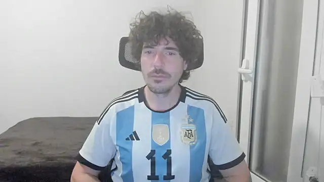 Snapshot of joaquin420_hot chatting on 02/20/26, 06:26 joaquin420 hot online show from 02/20/26, 06:26