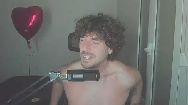 Snapshot of joaquin420_hot chatting on 02/13/26, 10:43 joaquin420 hot online show from 02/13/26, 10:43