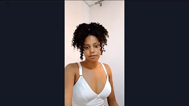 Snapshot of EsterSantopietro chatting on 02/15/26, 01:43 EsterSantopietro online show from 02/15/26, 01:43