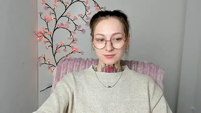 Snapshot of Esmi_Winter chatting on 04/19/26, 11:33 Esmi Winter online show from 04/19/26, 11:33