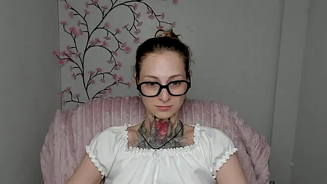 Snapshot of Esmi_Winter chatting on 06/30/26, 11:21 Esmi Winter online show from 06/30/26, 11:21